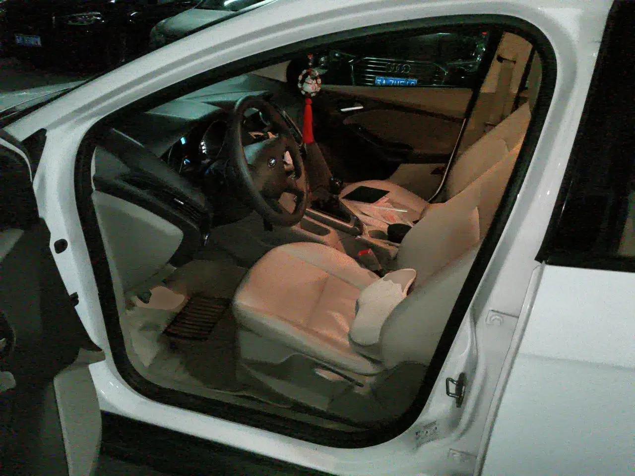 Ford Focus 2012 Sedan 1.6L Manual Comfort Model — миниатюра 16