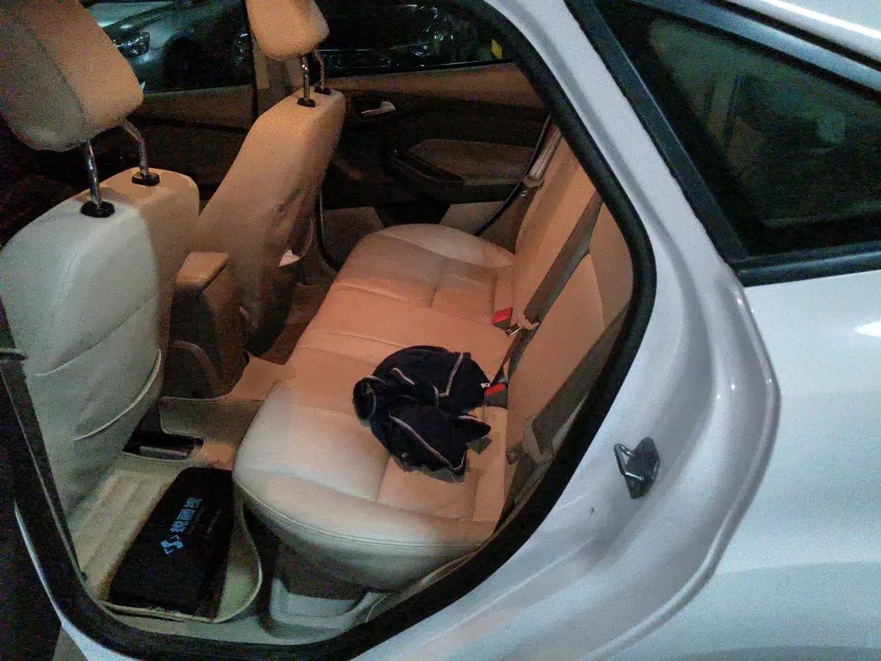 Ford Focus 2012 Sedan 1.6L Manual Comfort Model — миниатюра 17