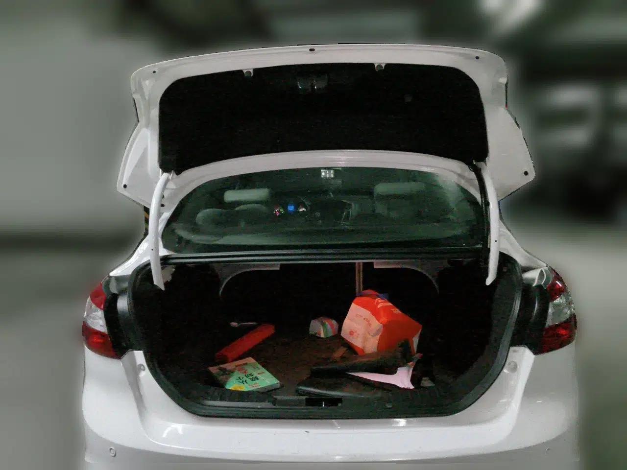 Ford Focus 2012 Sedan 1.6L Manual Comfort Model — миниатюра 19