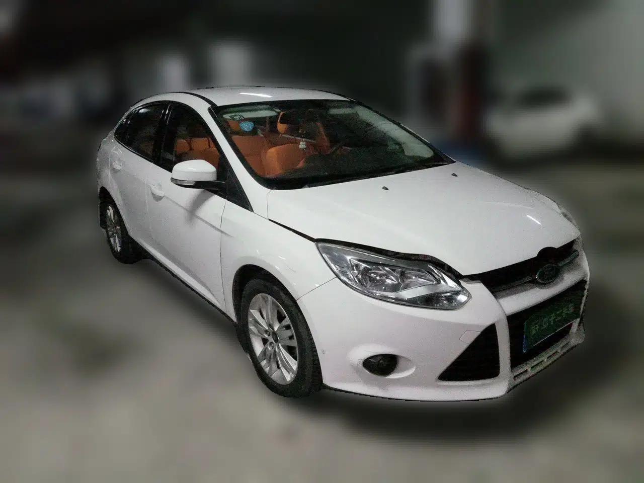 Ford Focus 2012 Sedan 1.6L Manual Comfort Model — миниатюра 3