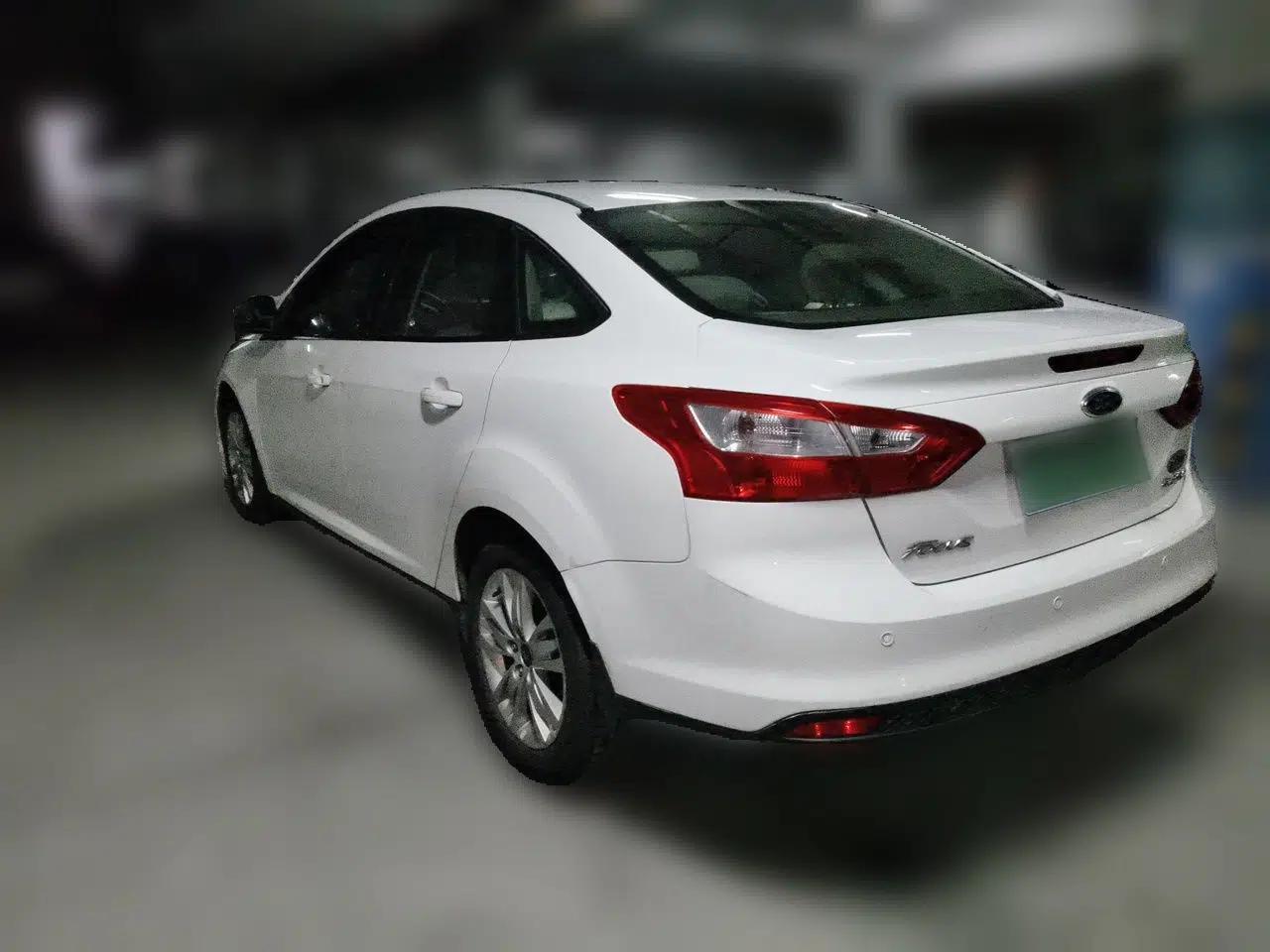 Ford Focus 2012 Sedan 1.6L Manual Comfort Model — миниатюра 4
