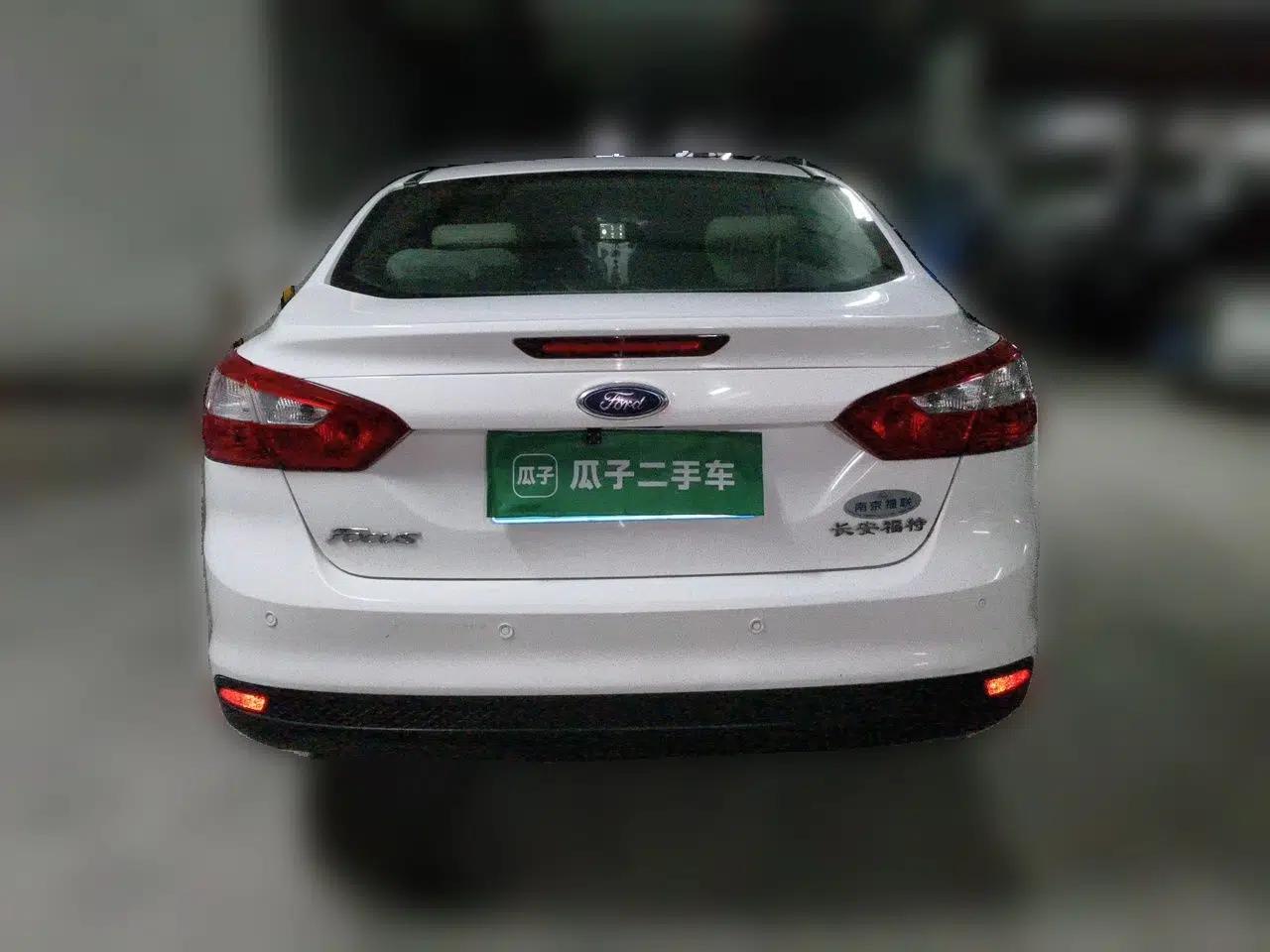 Ford Focus 2012 Sedan 1.6L Manual Comfort Model — миниатюра 5