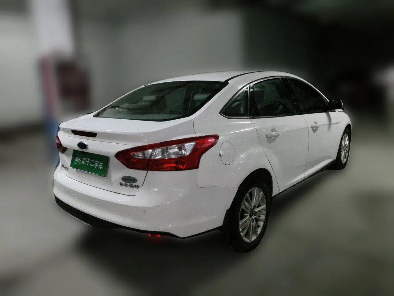 Ford Focus 2012 Sedan 1.6L Manual Comfort Model — миниатюра 6