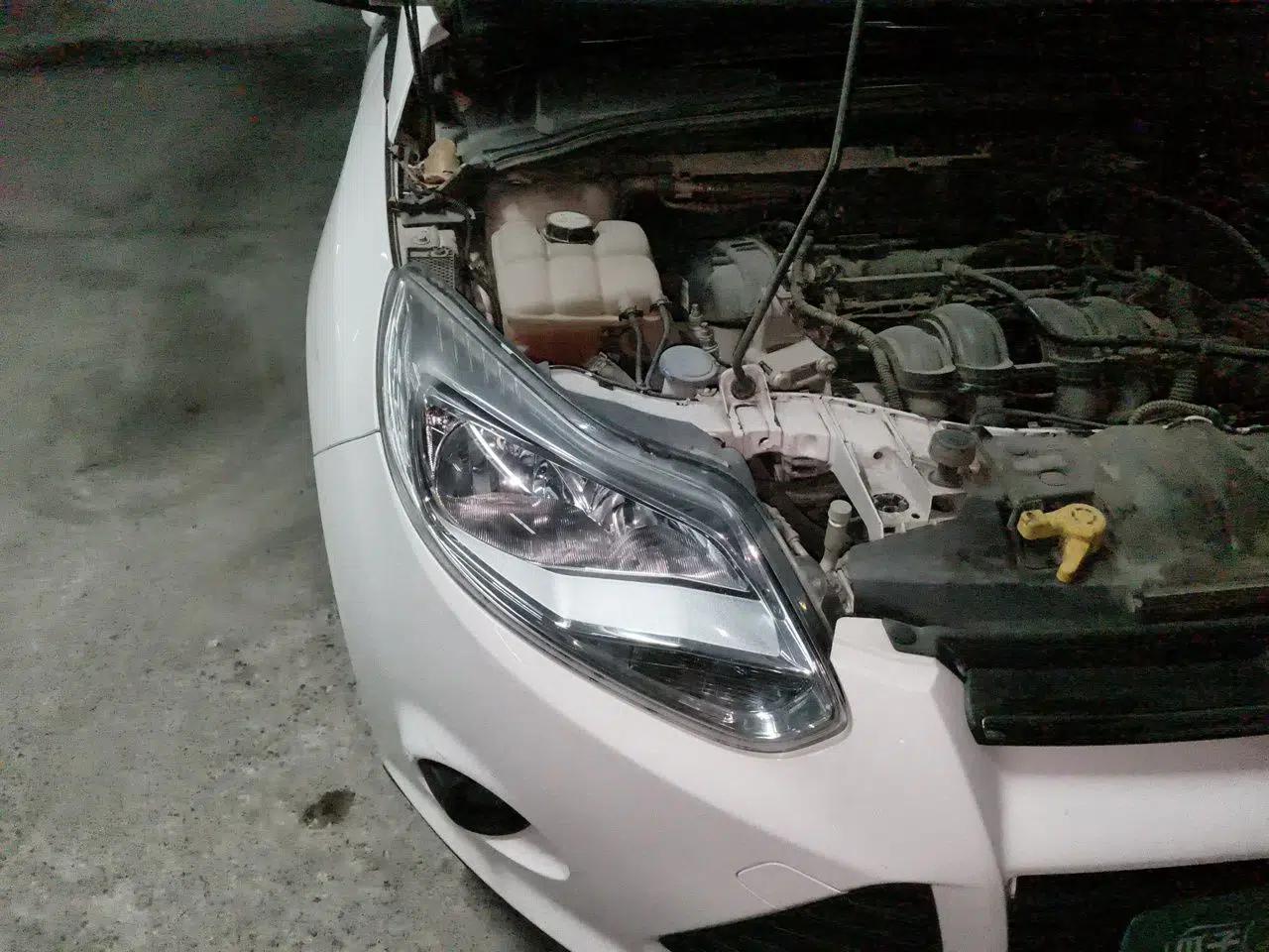 Ford Focus 2012 Sedan 1.6L Manual Comfort Model — миниатюра 7