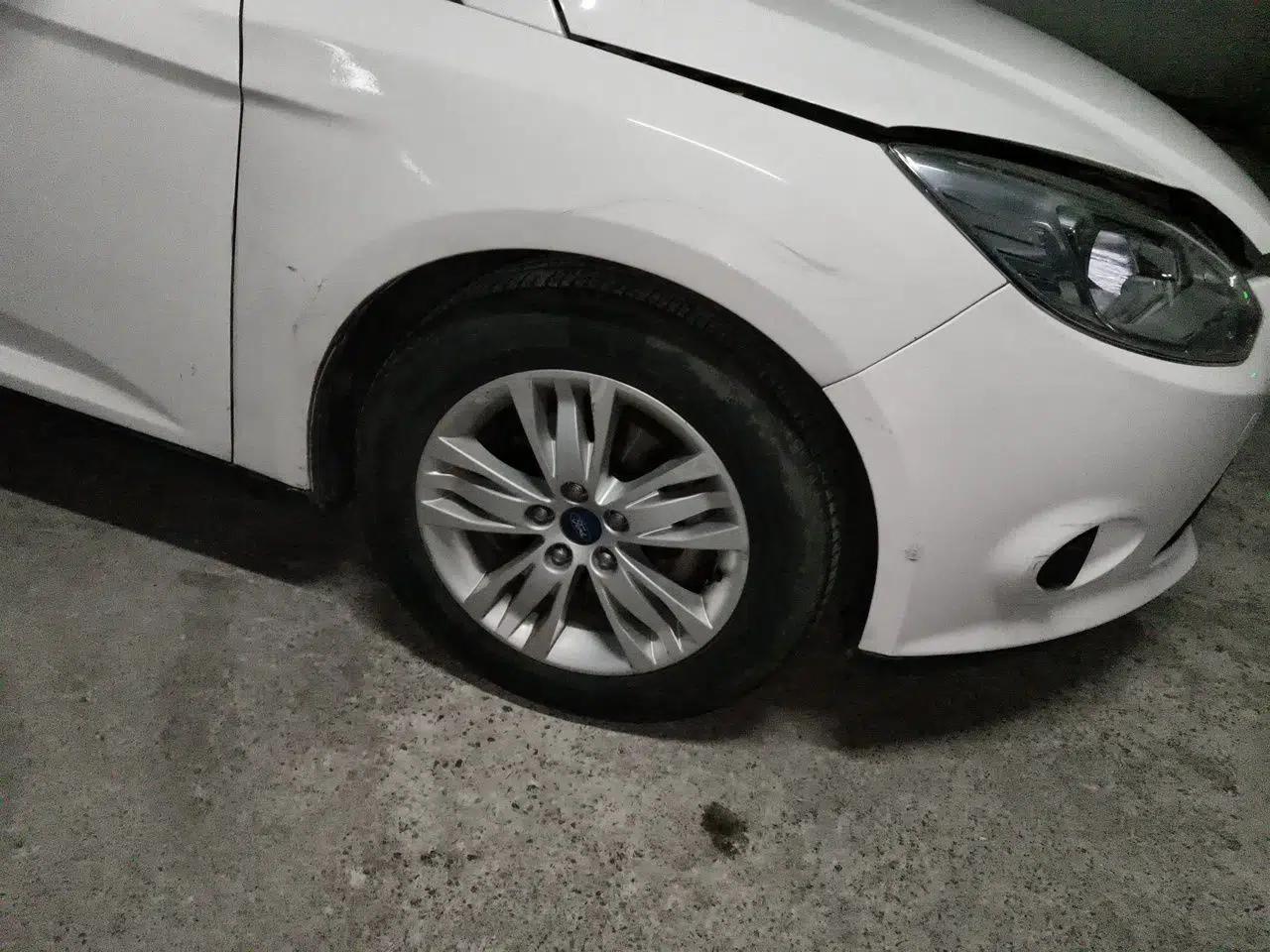 Ford Focus 2012 Sedan 1.6L Manual Comfort Model — миниатюра 8