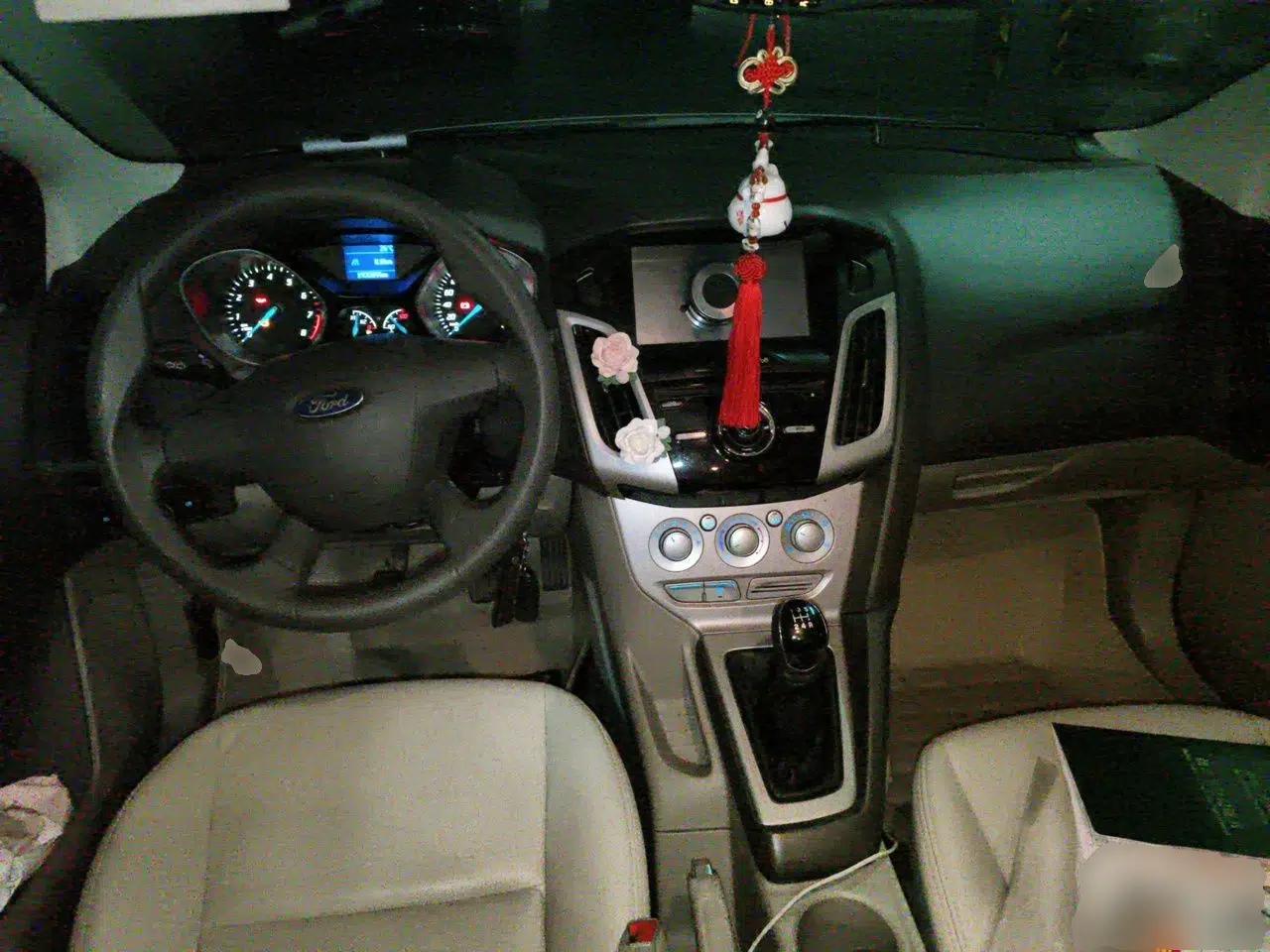 Ford Focus 2012 Sedan 1.6L Manual Comfort Model — миниатюра 9