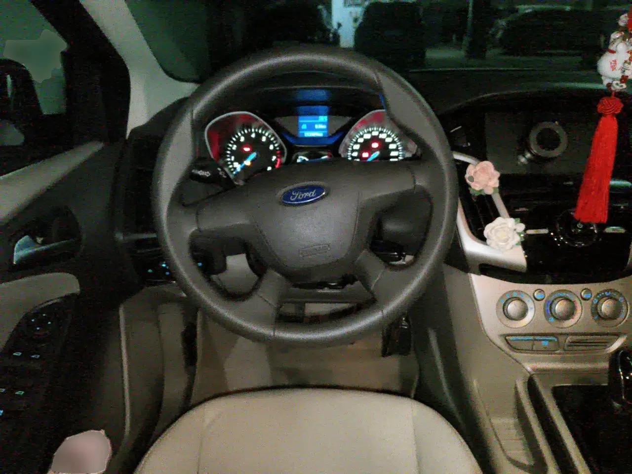 Ford Focus 2012 Sedan 1.6L Manual Comfort Model — миниатюра 10