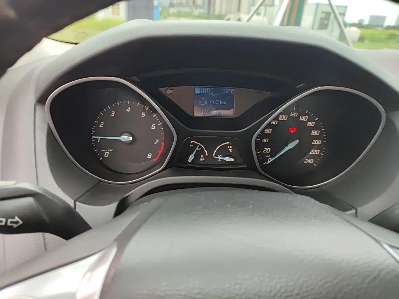 Ford Focus 2012 Hatchback 1.6L Automatic Fashion Edition — миниатюра 11