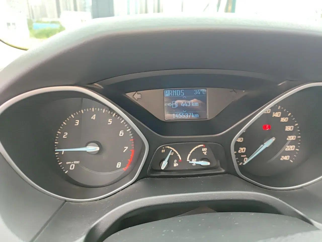 Ford Focus 2012 Hatchback 1.6L Automatic Fashion Edition — миниатюра 12