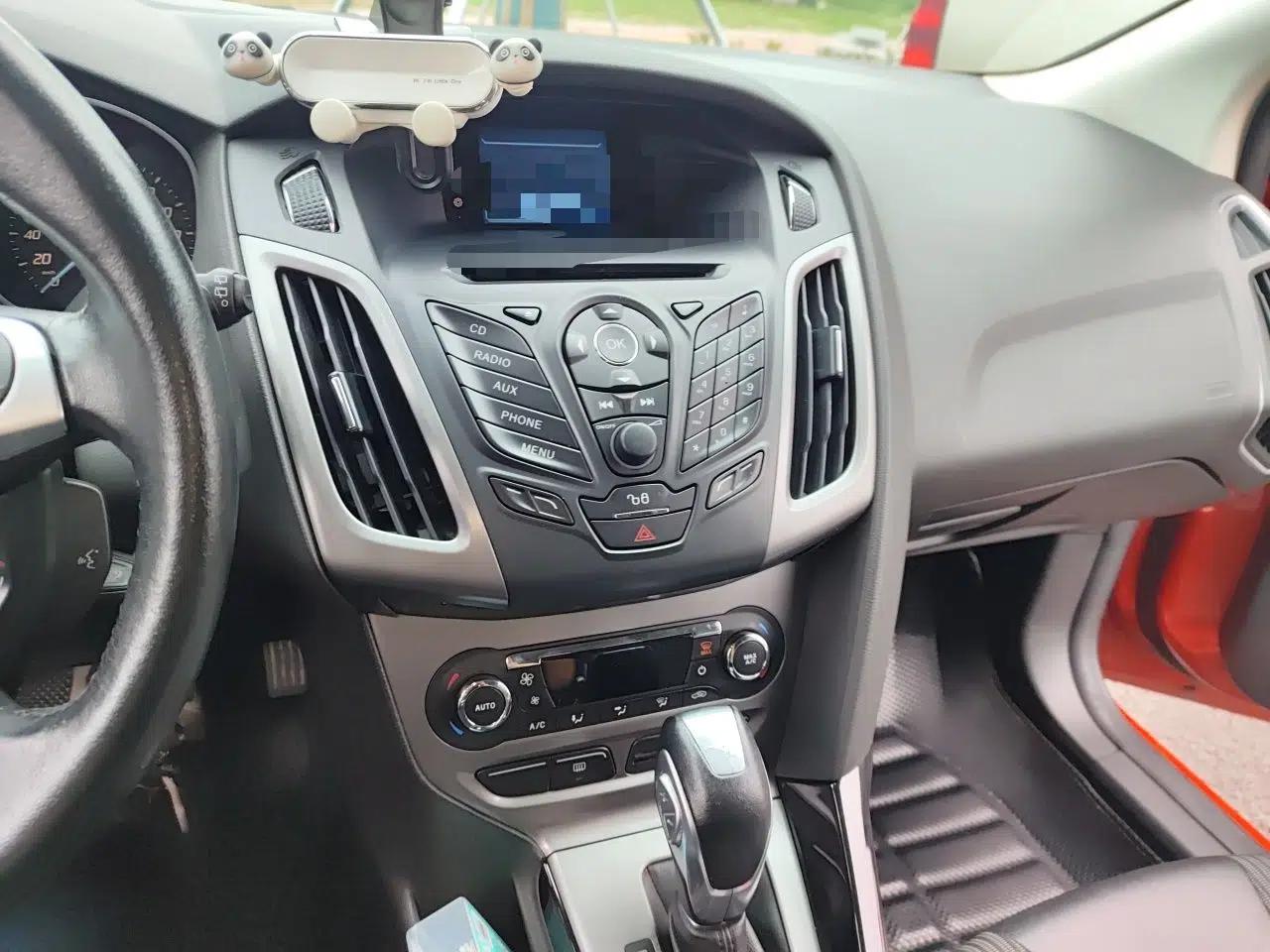 Ford Focus 2012 Hatchback 1.6L Automatic Fashion Edition — миниатюра 13