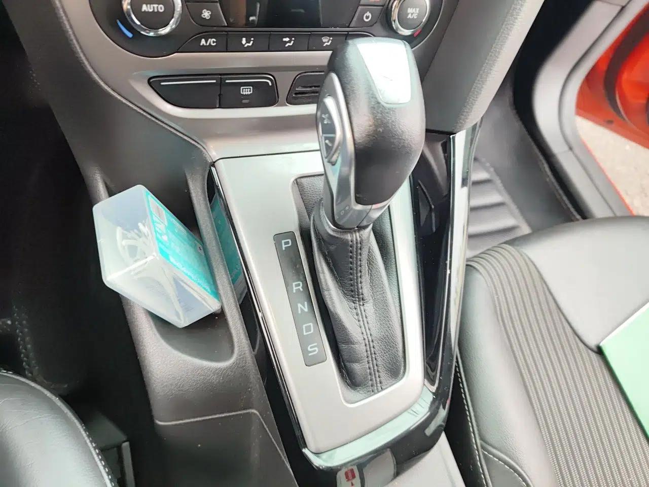 Ford Focus 2012 Hatchback 1.6L Automatic Fashion Edition — миниатюра 14
