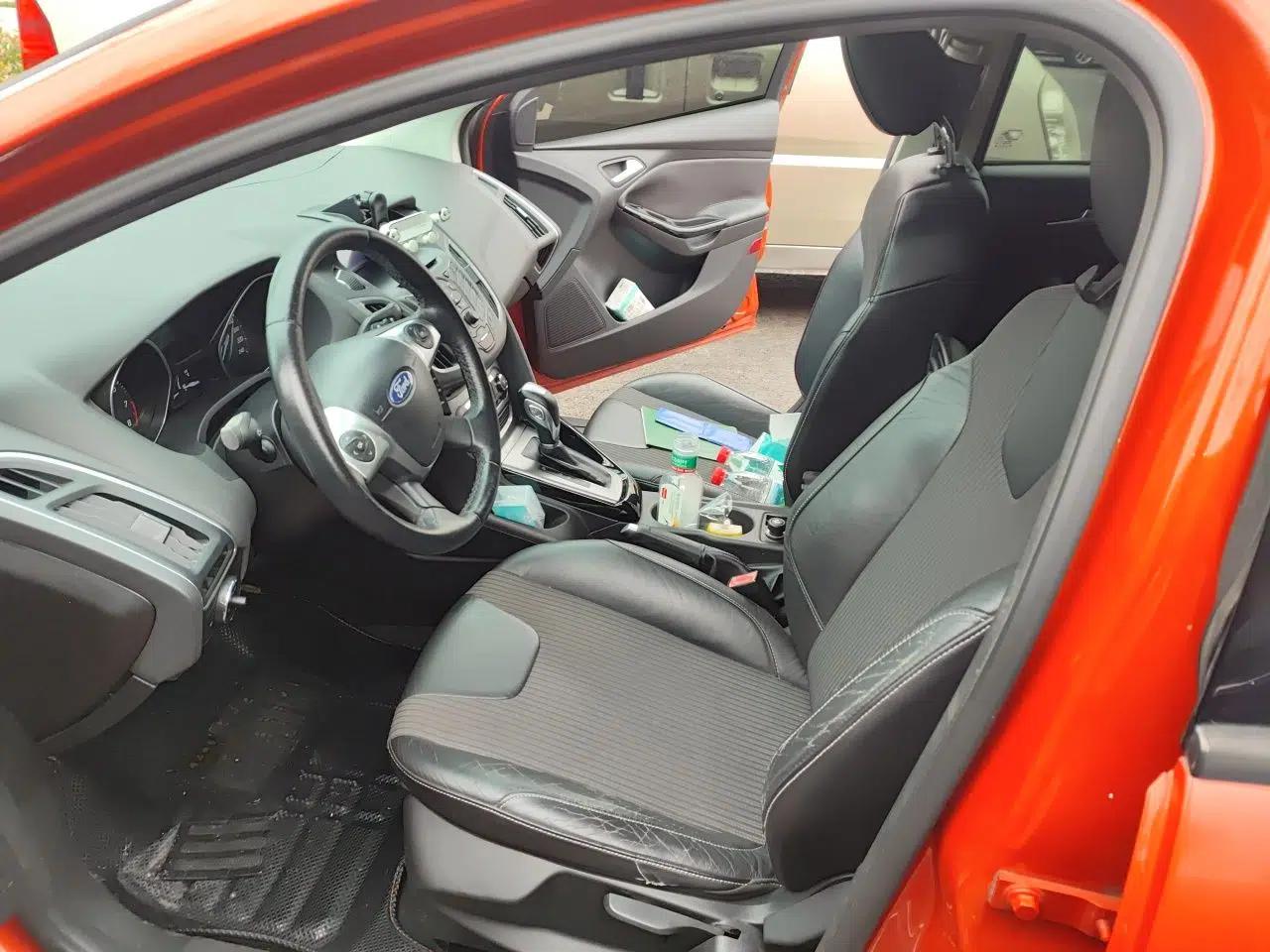 Ford Focus 2012 Hatchback 1.6L Automatic Fashion Edition — миниатюра 15