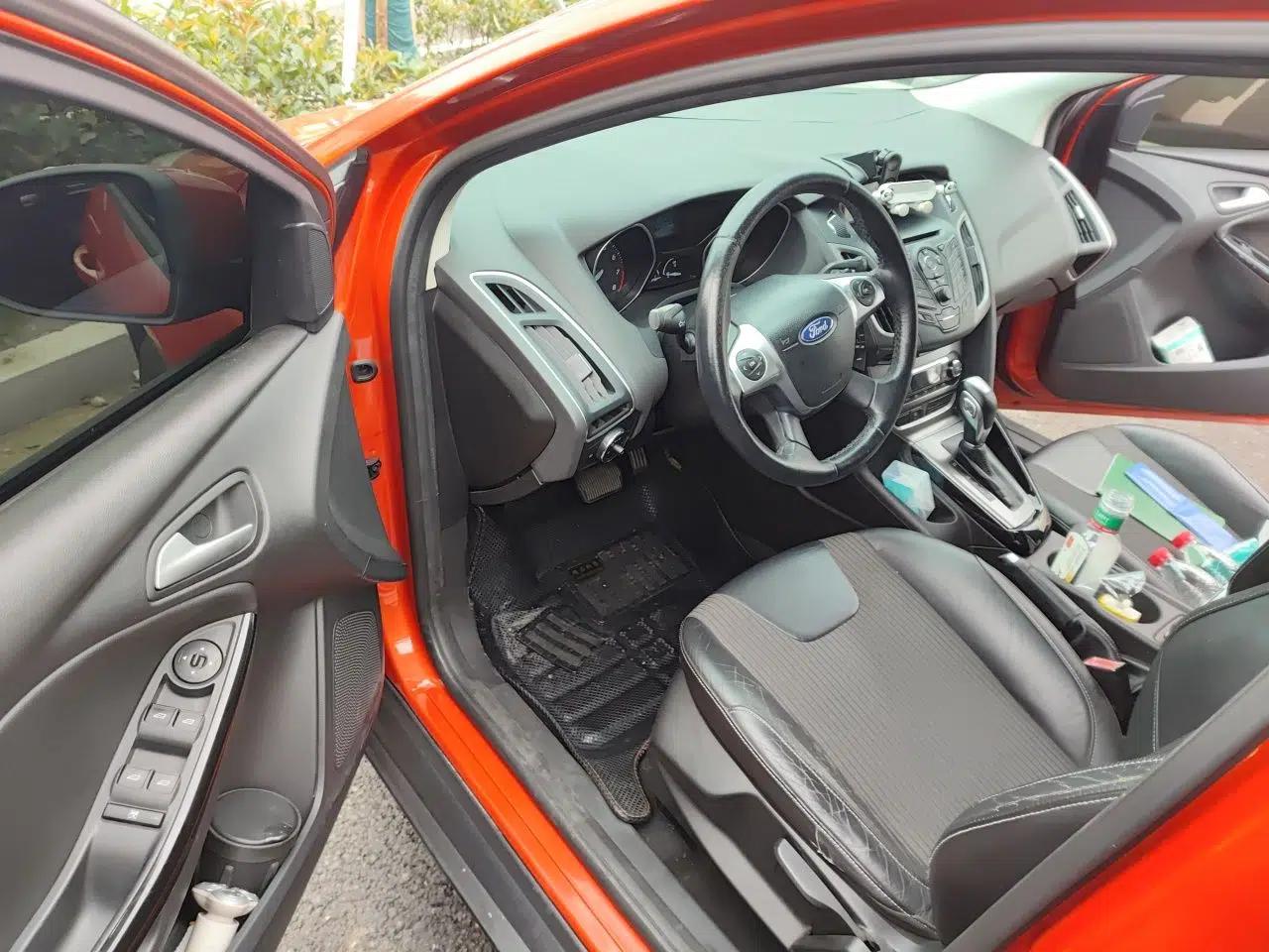 Ford Focus 2012 Hatchback 1.6L Automatic Fashion Edition — миниатюра 16
