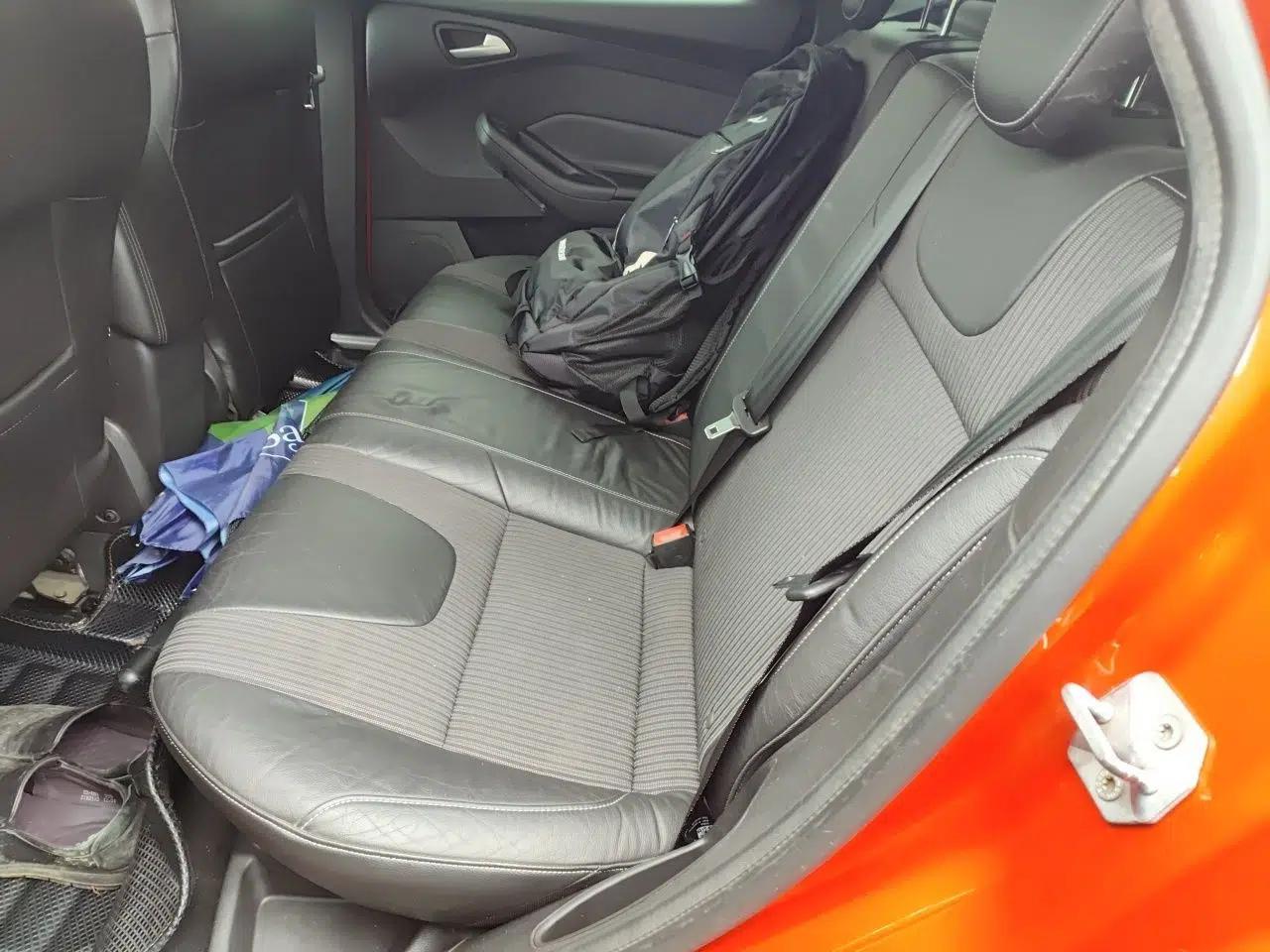Ford Focus 2012 Hatchback 1.6L Automatic Fashion Edition — миниатюра 17