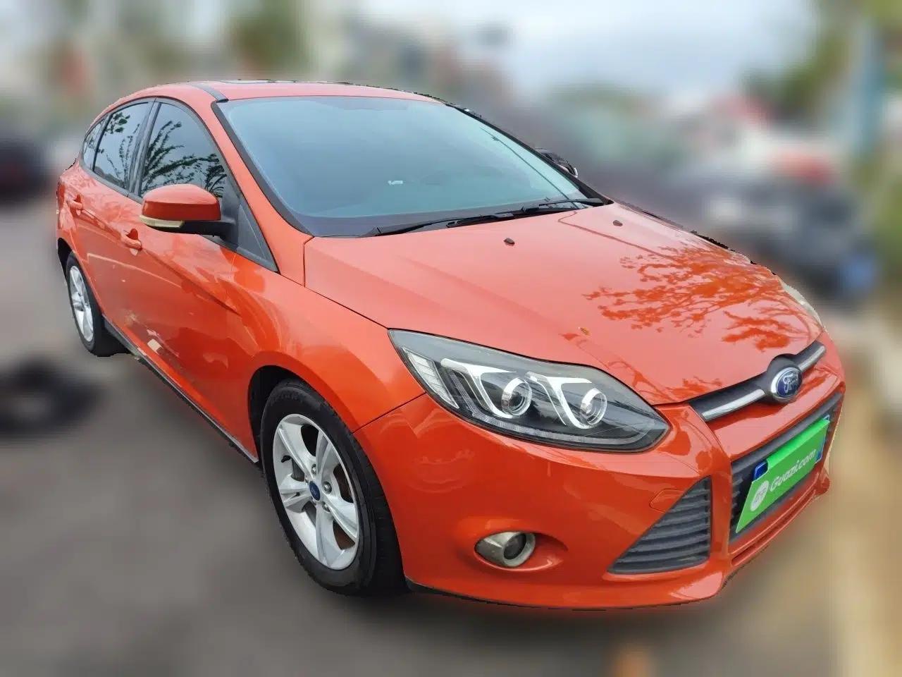 Ford Focus 2012 Hatchback 1.6L Automatic Fashion Edition — миниатюра 3