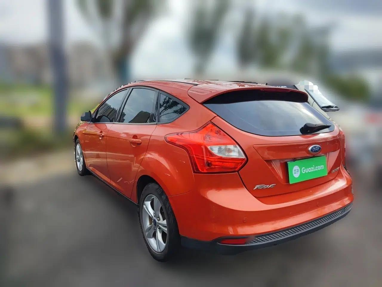 Ford Focus 2012 Hatchback 1.6L Automatic Fashion Edition — миниатюра 4