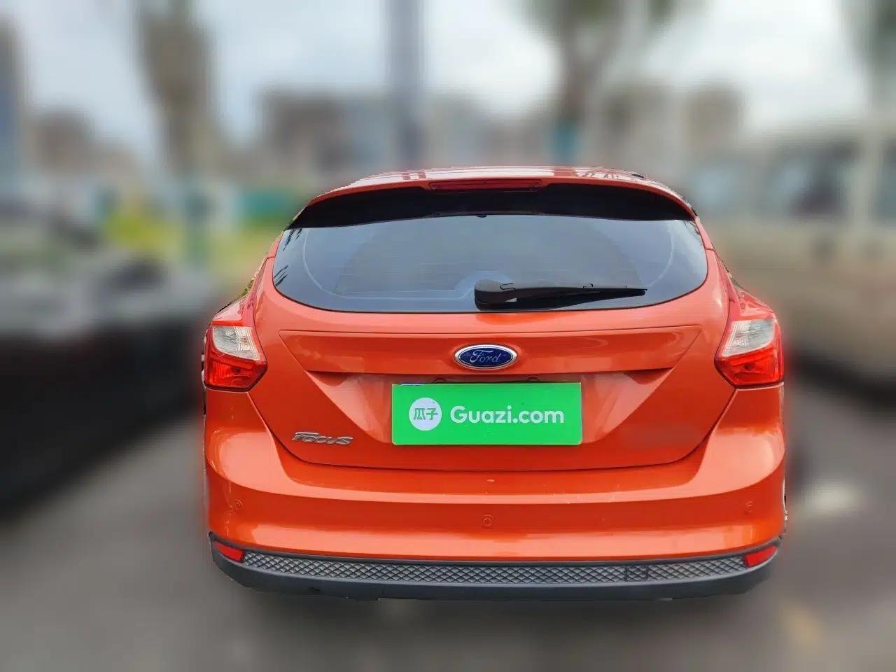 Ford Focus 2012 Hatchback 1.6L Automatic Fashion Edition — миниатюра 5