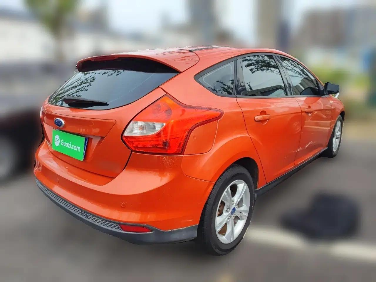 Ford Focus 2012 Hatchback 1.6L Automatic Fashion Edition — миниатюра 6