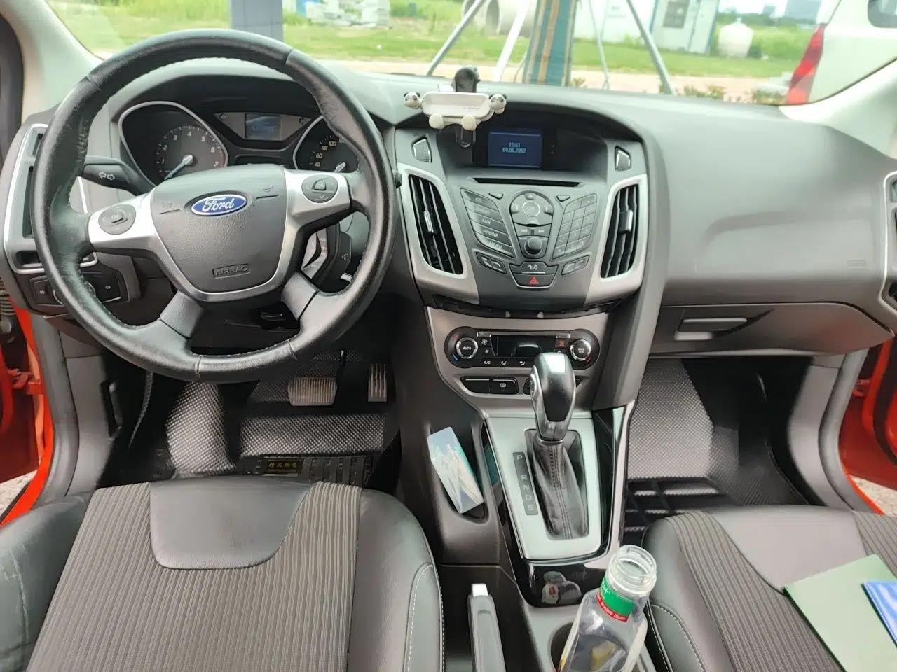 Ford Focus 2012 Hatchback 1.6L Automatic Fashion Edition — миниатюра 9