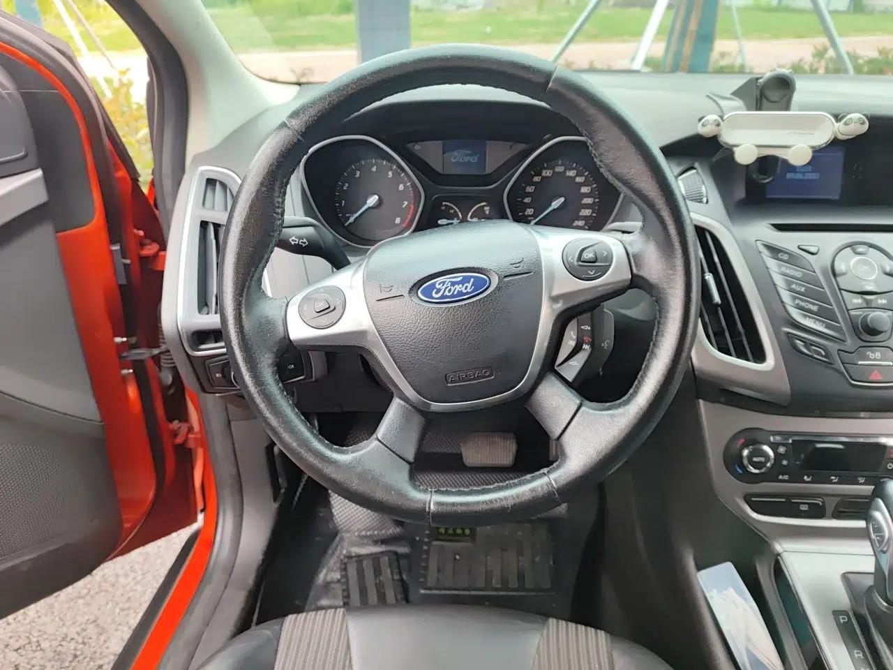 Ford Focus 2012 Hatchback 1.6L Automatic Fashion Edition — миниатюра 10