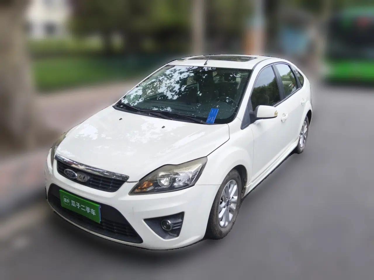 Ford Focus 2011 Hatchback 1.8L Automatic Fashion Edition — миниатюра 1