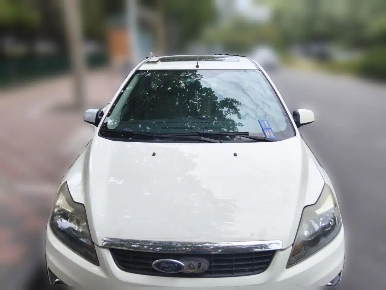 Ford Focus 2011 Hatchback 1.8L Automatic Fashion Edition — миниатюра 2