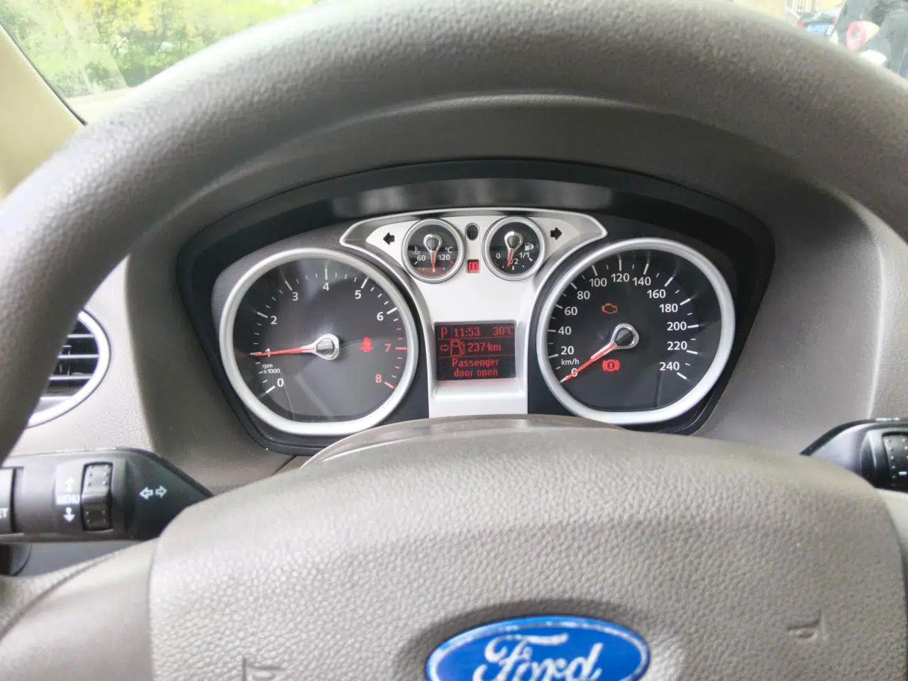 Ford Focus 2011 Hatchback 1.8L Automatic Fashion Edition — миниатюра 11