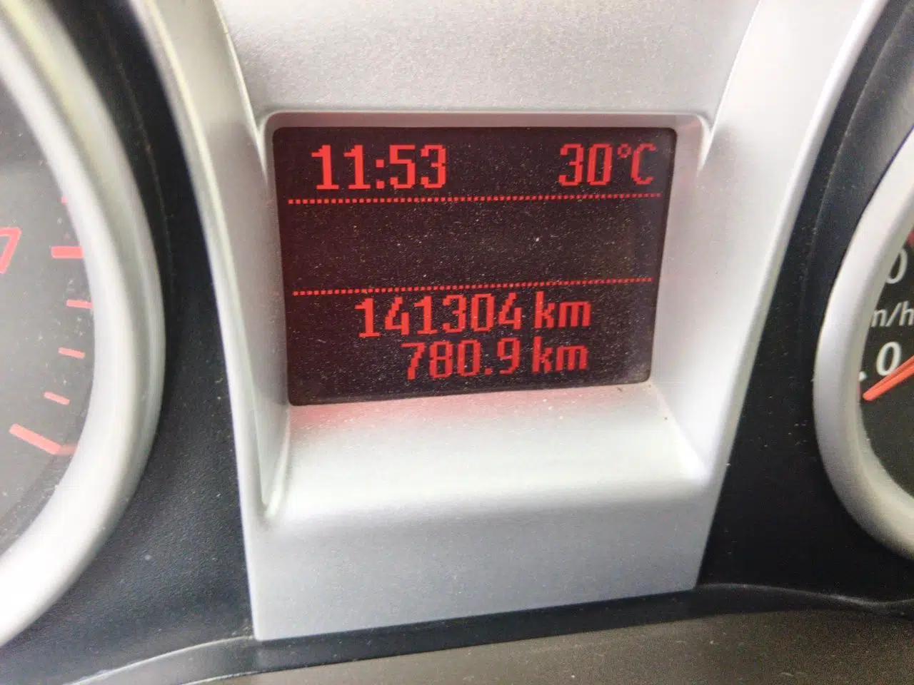 Ford Focus 2011 Hatchback 1.8L Automatic Fashion Edition — миниатюра 12