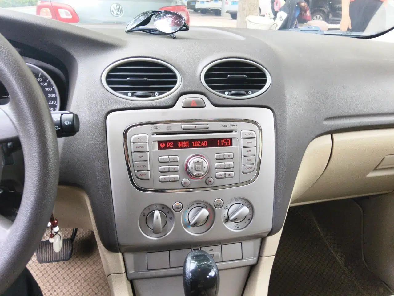 Ford Focus 2011 Hatchback 1.8L Automatic Fashion Edition — миниатюра 13