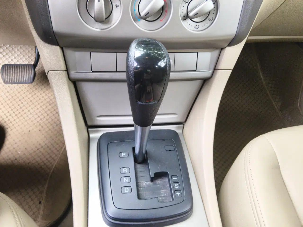 Ford Focus 2011 Hatchback 1.8L Automatic Fashion Edition — миниатюра 14