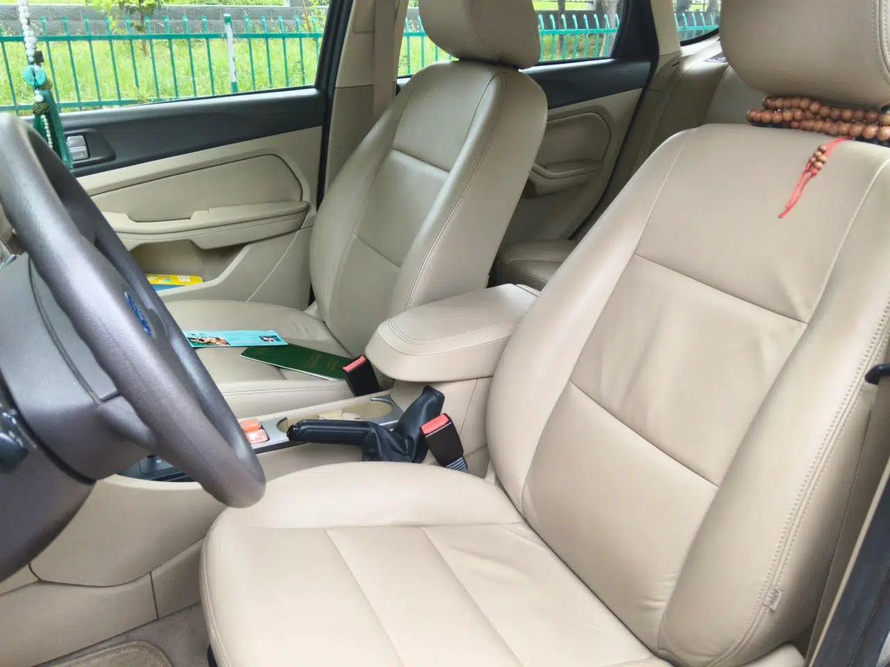 Ford Focus 2011 Hatchback 1.8L Automatic Fashion Edition — миниатюра 15