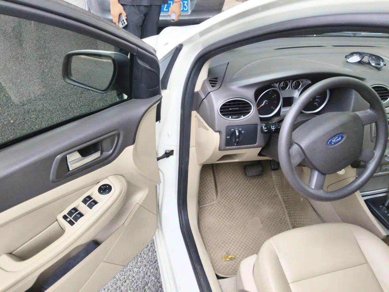 Ford Focus 2011 Hatchback 1.8L Automatic Fashion Edition — миниатюра 16