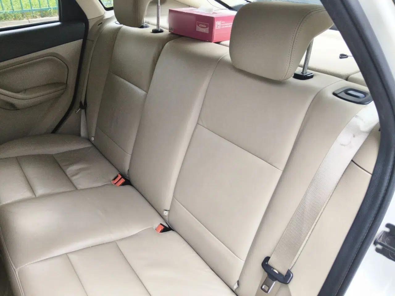 Ford Focus 2011 Hatchback 1.8L Automatic Fashion Edition — миниатюра 17