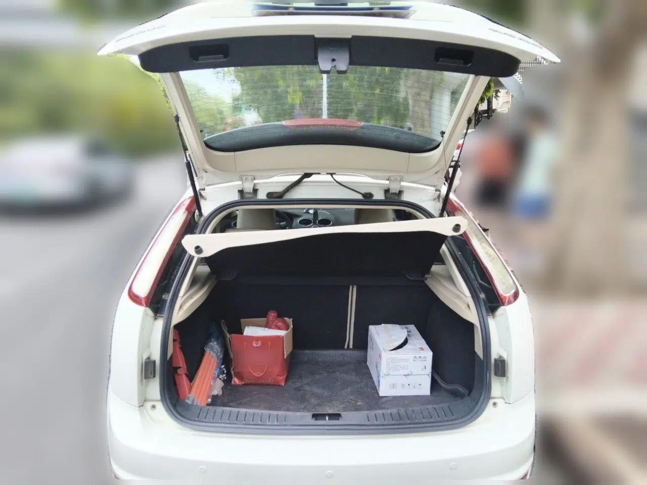 Ford Focus 2011 Hatchback 1.8L Automatic Fashion Edition — миниатюра 19