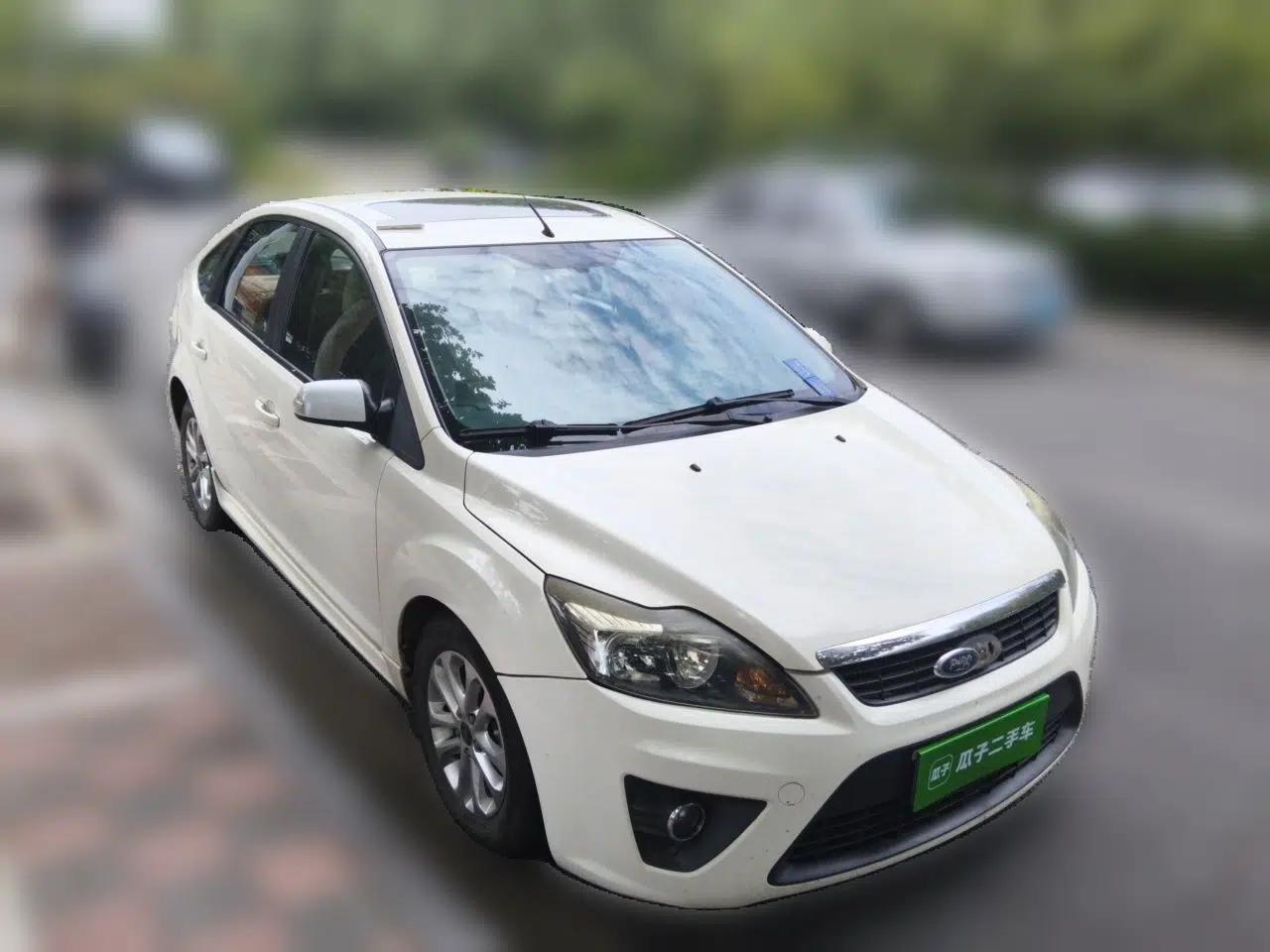 Ford Focus 2011 Hatchback 1.8L Automatic Fashion Edition — миниатюра 3