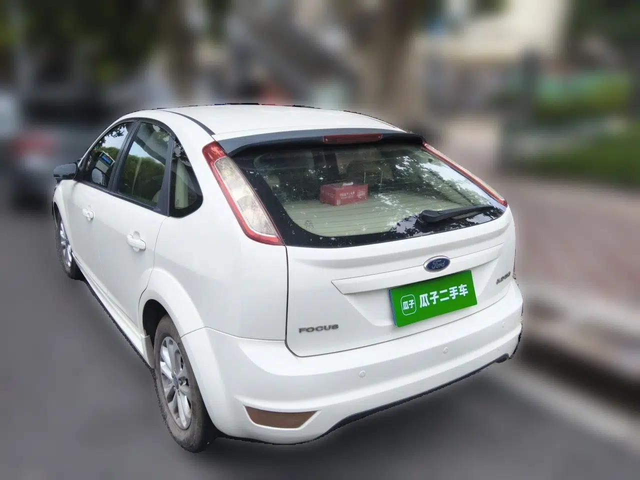Ford Focus 2011 Hatchback 1.8L Automatic Fashion Edition — миниатюра 4