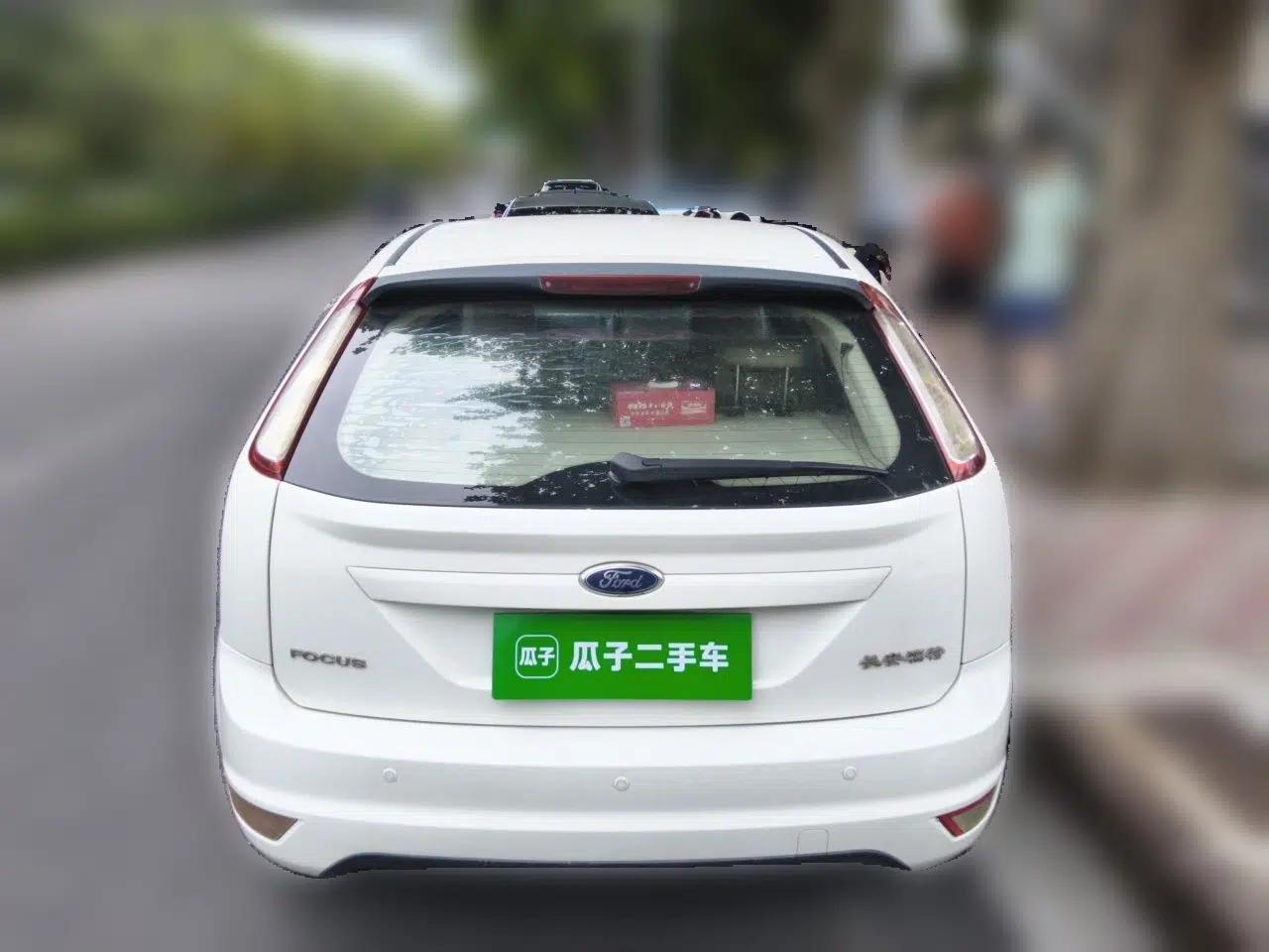 Ford Focus 2011 Hatchback 1.8L Automatic Fashion Edition — миниатюра 5