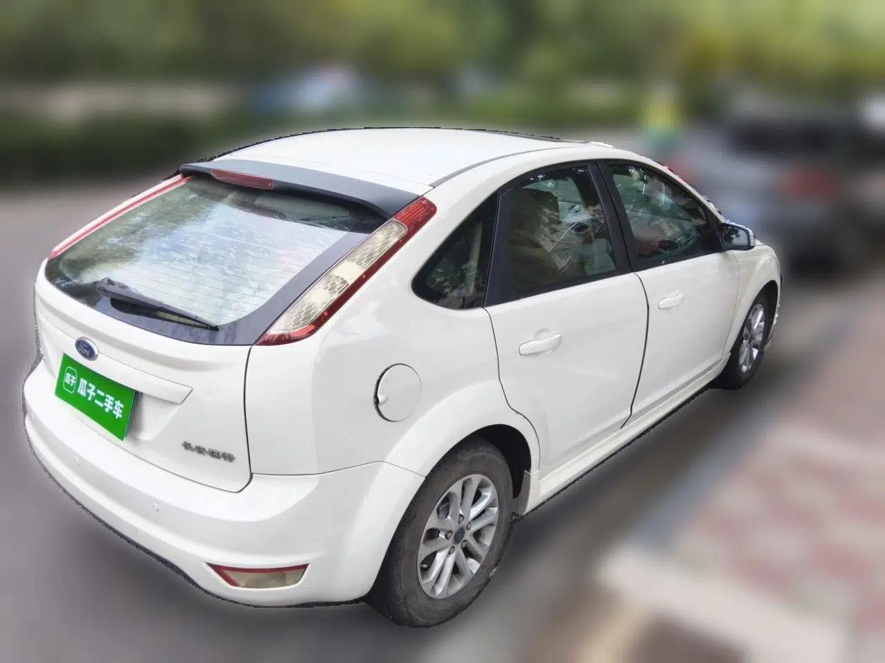 Ford Focus 2011 Hatchback 1.8L Automatic Fashion Edition — миниатюра 6