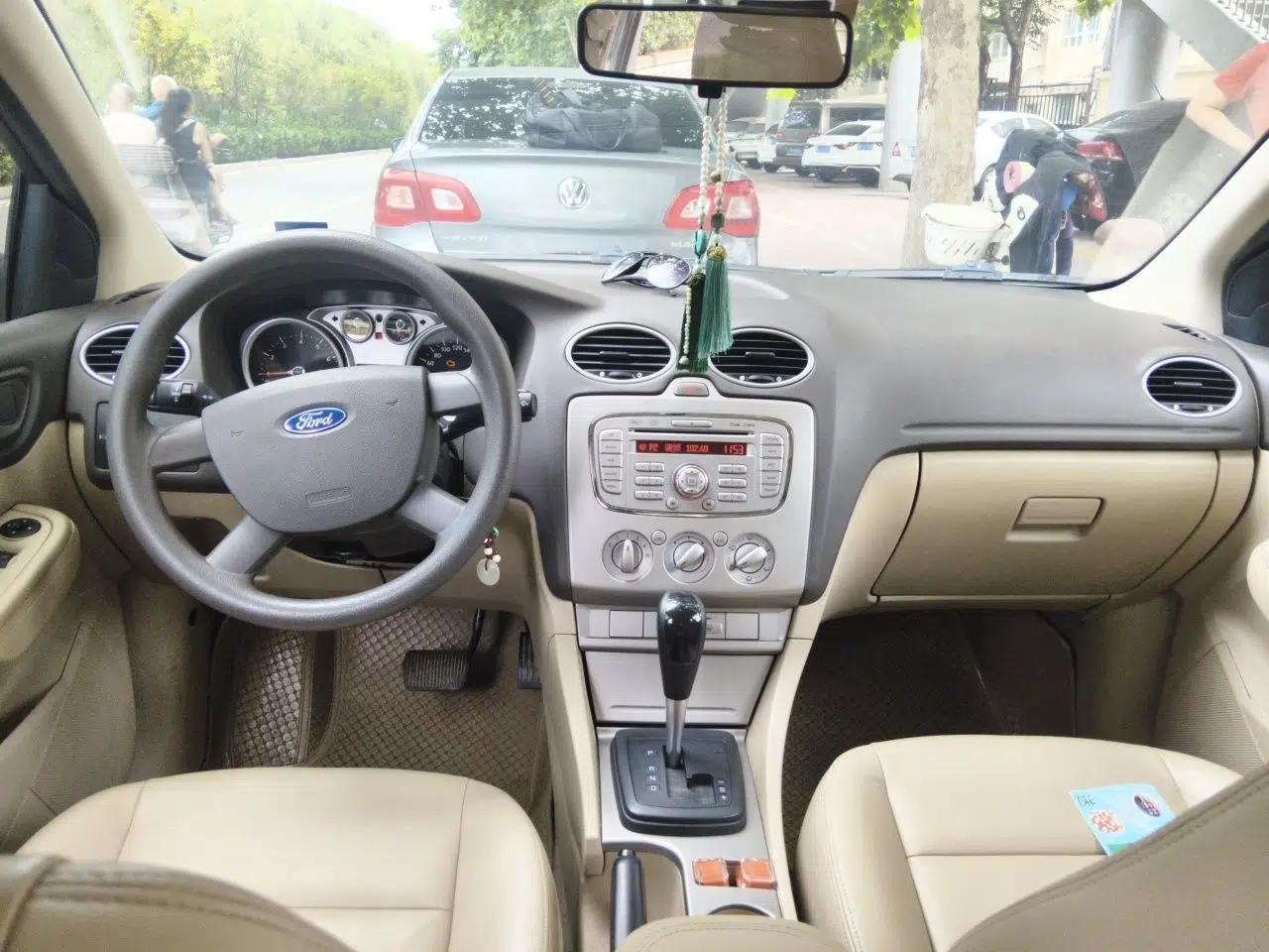 Ford Focus 2011 Hatchback 1.8L Automatic Fashion Edition — миниатюра 9
