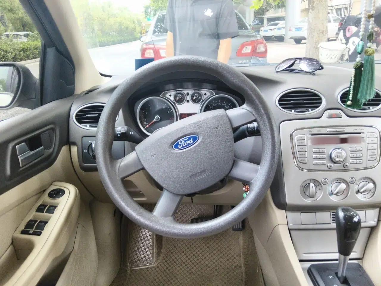 Ford Focus 2011 Hatchback 1.8L Automatic Fashion Edition — миниатюра 10
