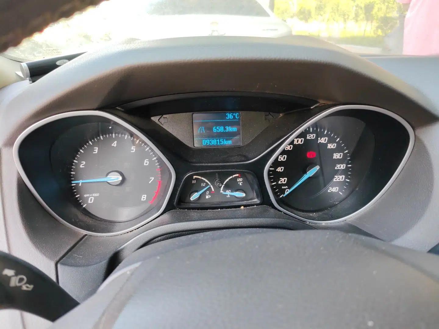 Ford Focus 2012 Sedan 1.6L Manual Comfort Model — миниатюра 11
