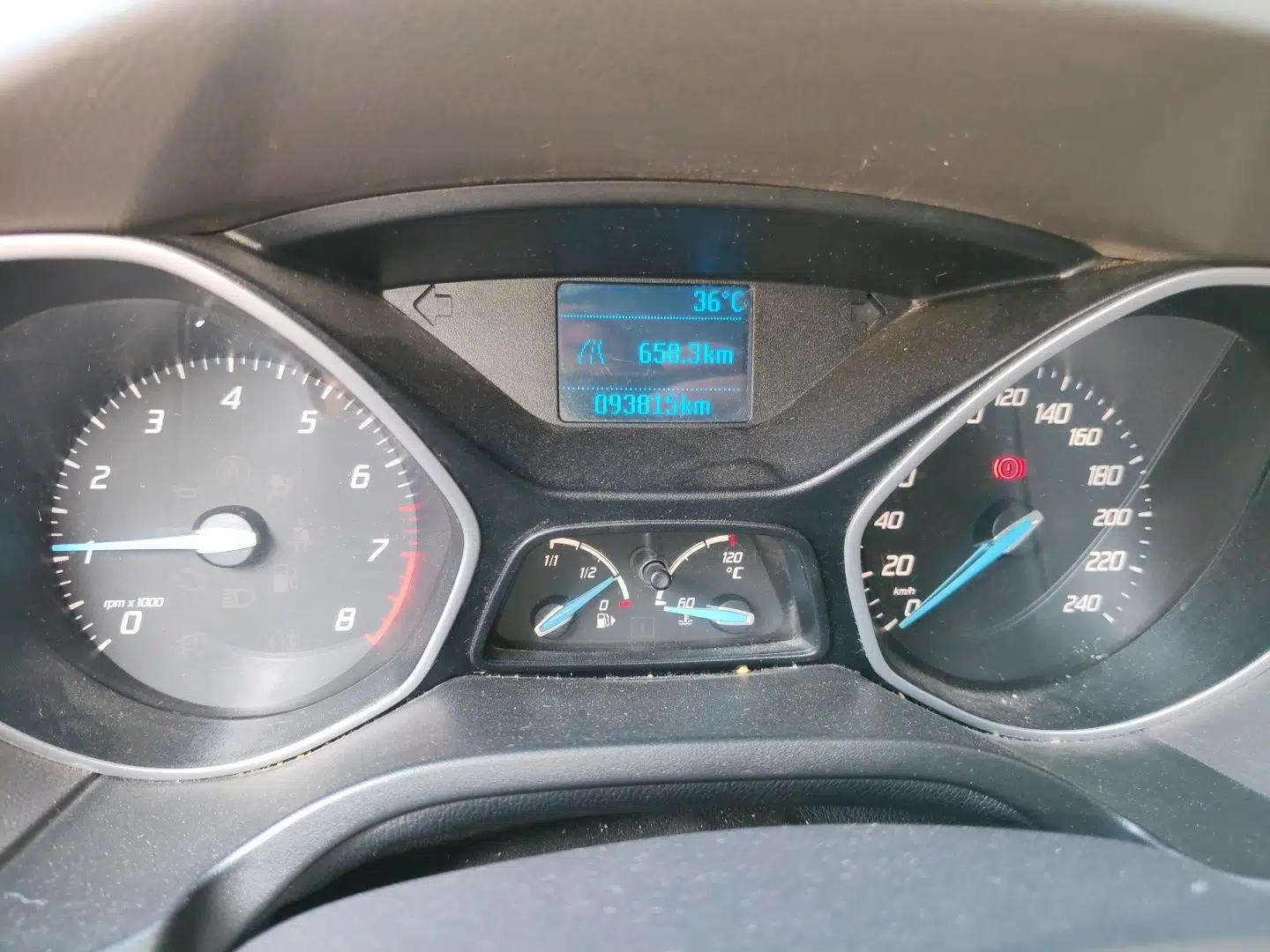 Ford Focus 2012 Sedan 1.6L Manual Comfort Model — миниатюра 12