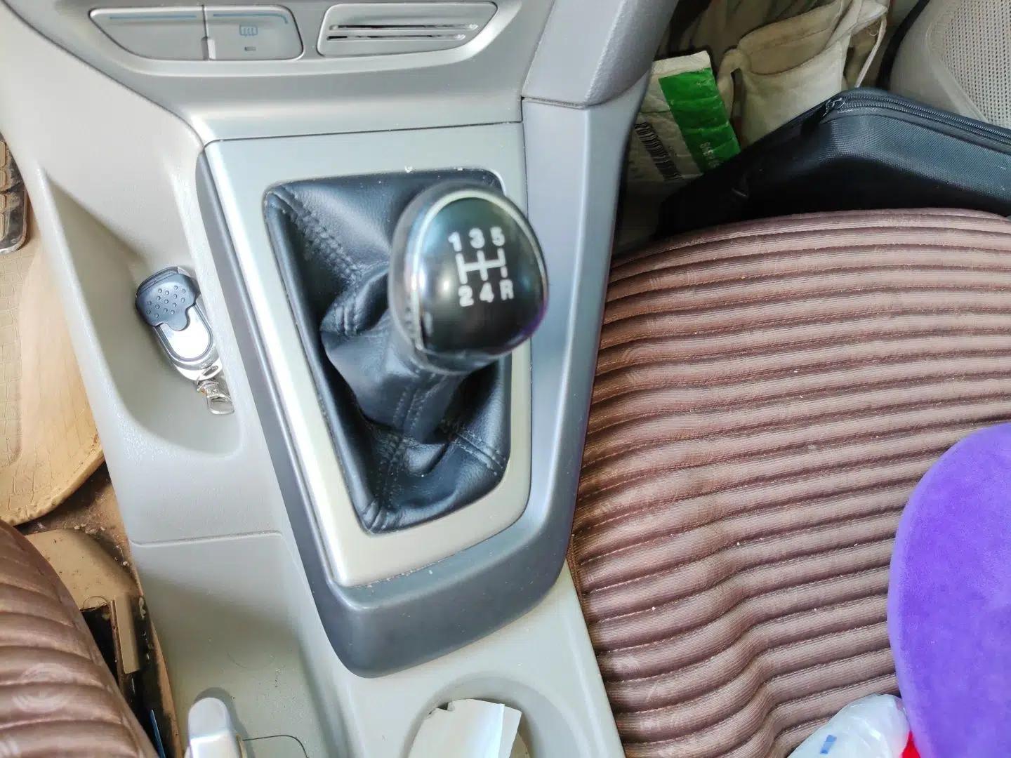 Ford Focus 2012 Sedan 1.6L Manual Comfort Model — миниатюра 14
