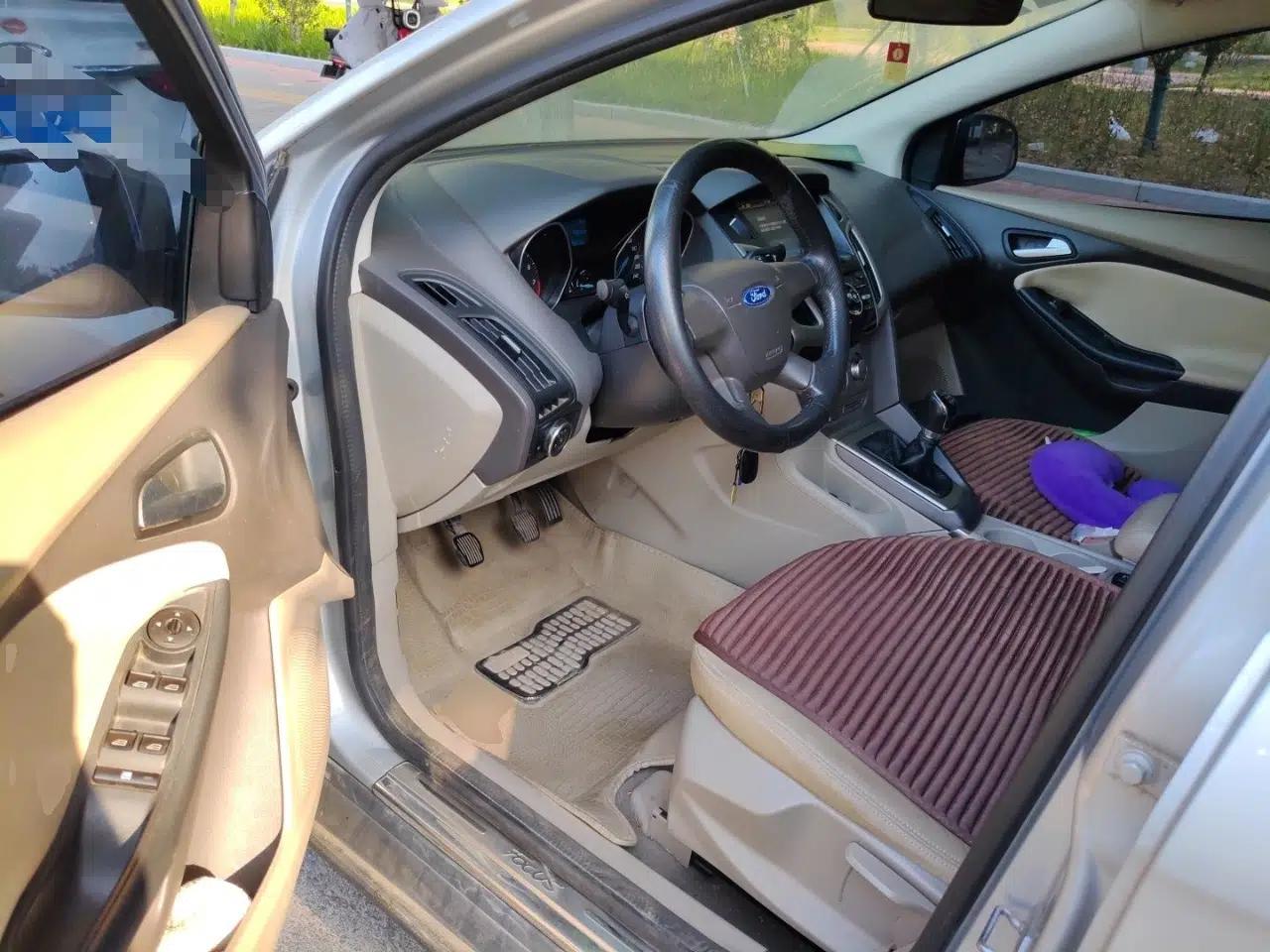 Ford Focus 2012 Sedan 1.6L Manual Comfort Model — миниатюра 16