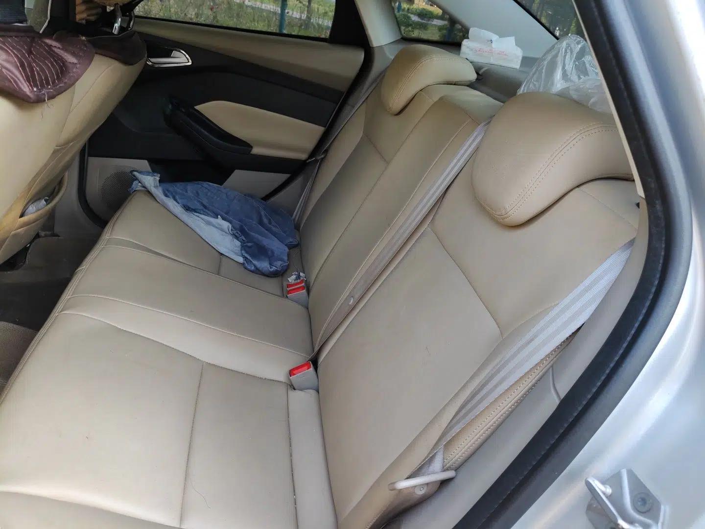 Ford Focus 2012 Sedan 1.6L Manual Comfort Model — миниатюра 17