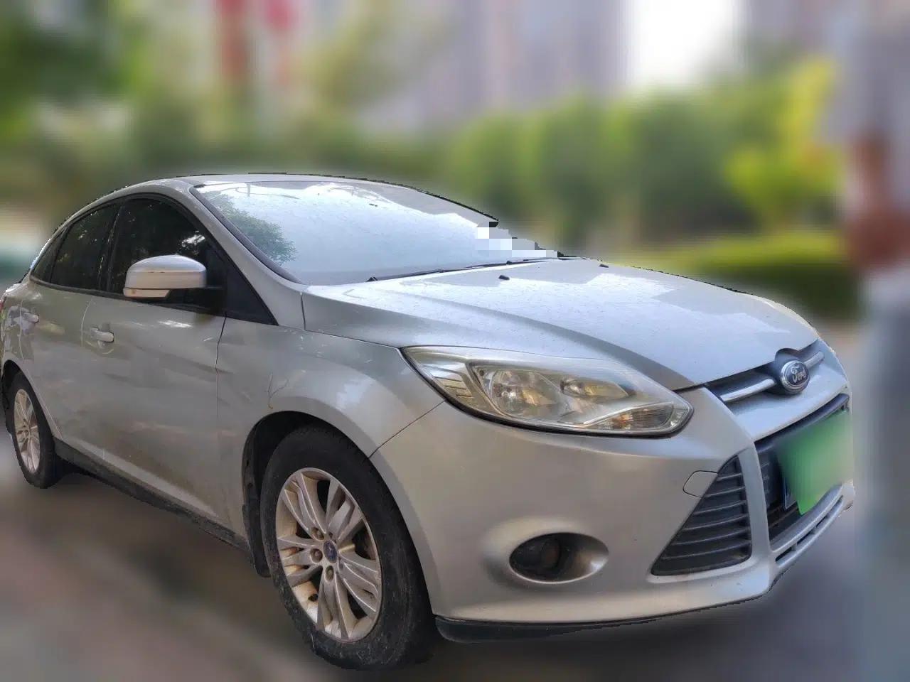 Ford Focus 2012 Sedan 1.6L Manual Comfort Model — миниатюра 3