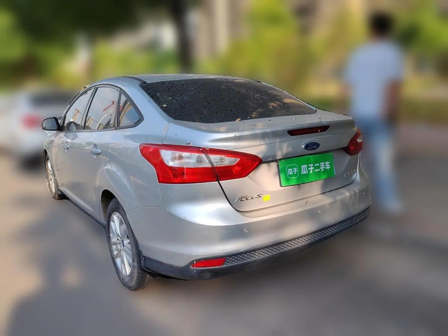 Ford Focus 2012 Sedan 1.6L Manual Comfort Model — миниатюра 4