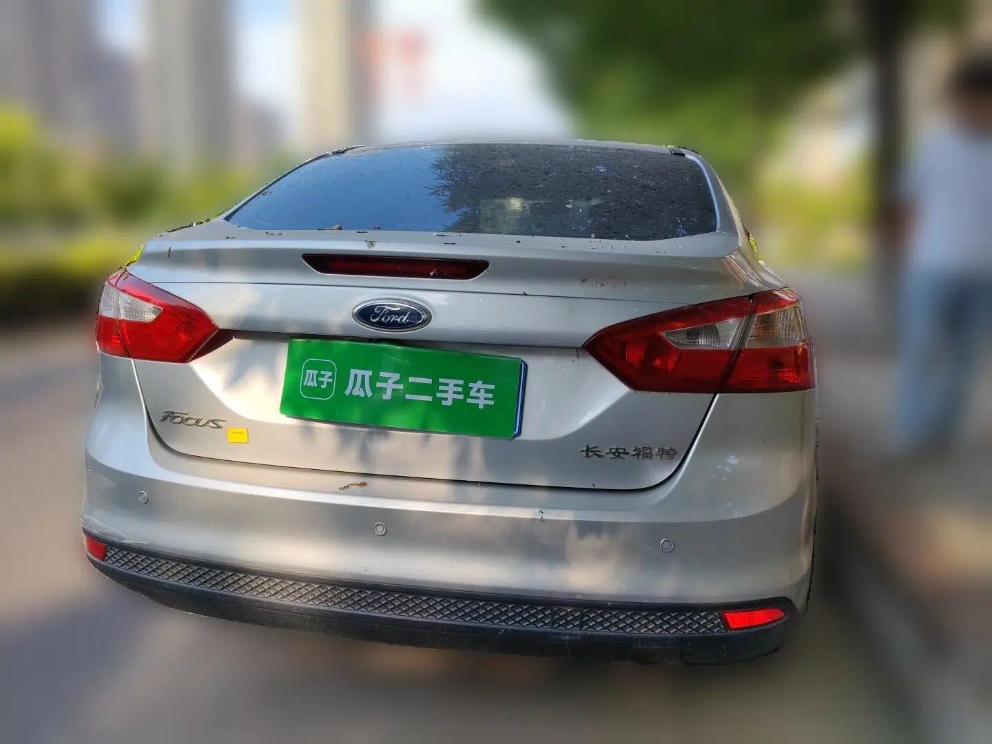 Ford Focus 2012 Sedan 1.6L Manual Comfort Model — миниатюра 5