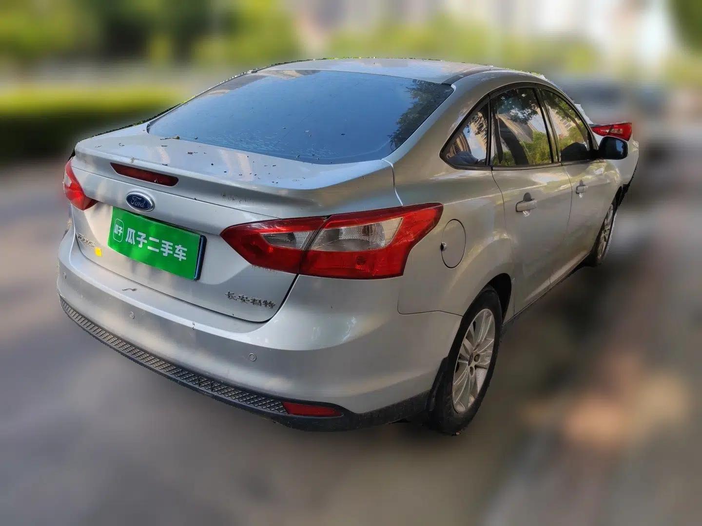 Ford Focus 2012 Sedan 1.6L Manual Comfort Model — миниатюра 6