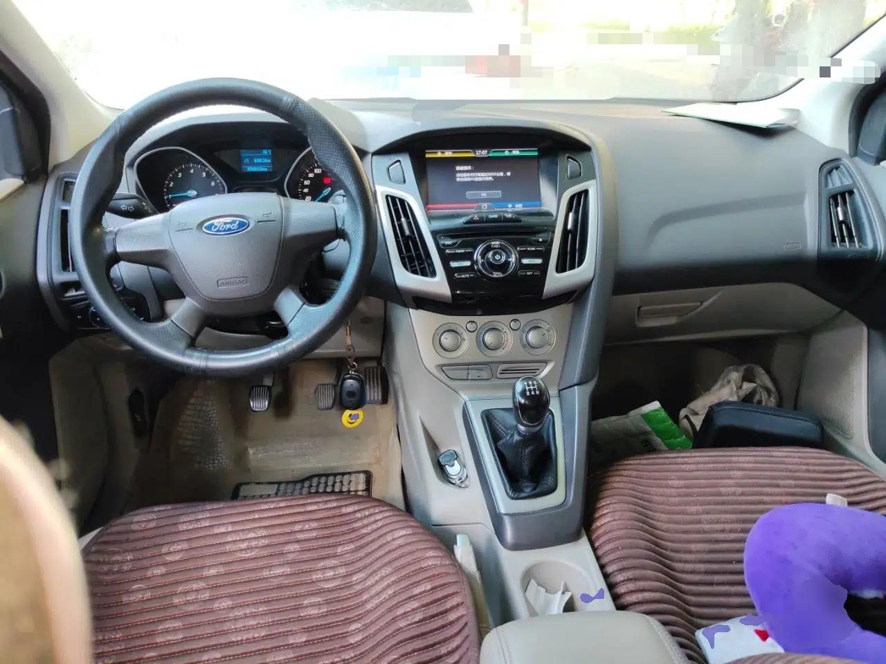 Ford Focus 2012 Sedan 1.6L Manual Comfort Model — миниатюра 9